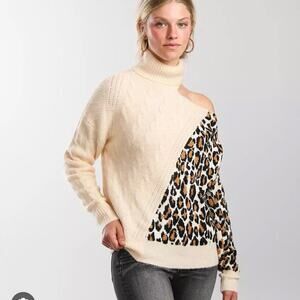 buckle cold shoulder turtle neck